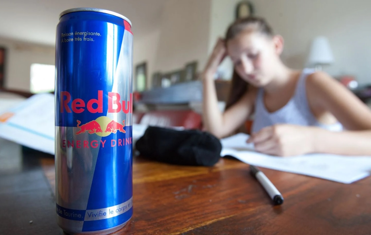 Boissons énergisantes Red Bull, Monster, etc. : pourquoi l’Angleterre veut les interdire aux moins de 16 ans