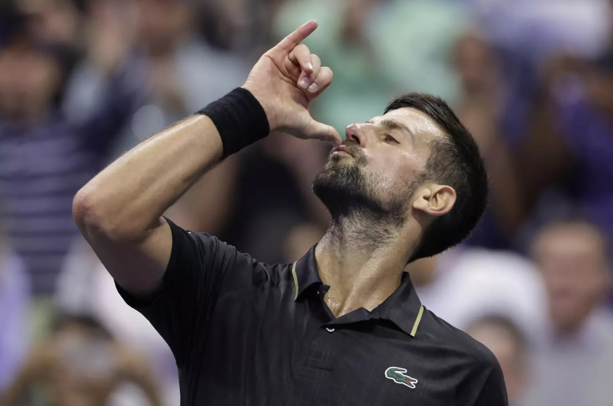 Novak Djokovic reproduit la choré de KPop Demon Hunters pour célébrer sa qualification pour les demi-finales à l'US Open 2025