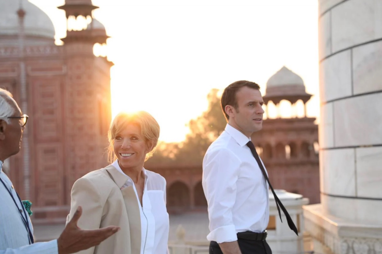 L&rsquo;amour est impr&eacute;visible&nbsp;: en pleine tourn&eacute;e en Inde, Emmanuel Macron surprend avec une d&eacute;claration d'amour bouleversante &agrave; Brigitte