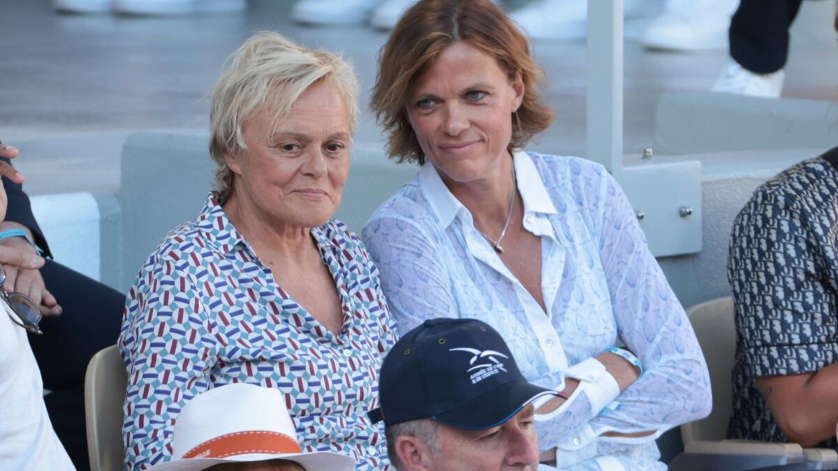 Apr&egrave;s Bruno Guillon et Christophe Beaugrand, une autre figure de la t&eacute;l&eacute; vis&eacute;e chez elle