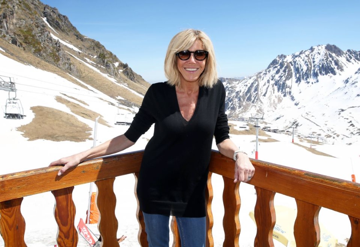 Brigitte Macron au ski&nbsp;: cette photo inattendue avec ses filles qui fait r&eacute;agir les internautes
