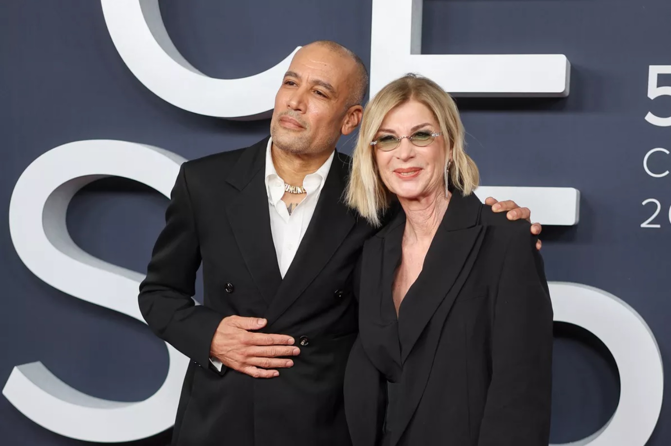 C&eacute;sar 2026&nbsp;: Mich&egrave;le Laroque au bras d&rsquo;une star mondiale, la v&eacute;rit&eacute; derri&egrave;re cette apparition qui affole la Toile