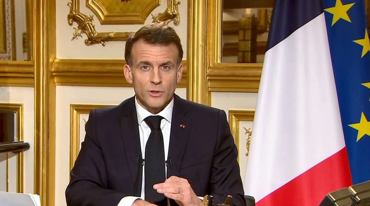 Ce détail inattendu sur le bureau d’Emmanuel Macron pendant son allocution intrigue les internautes