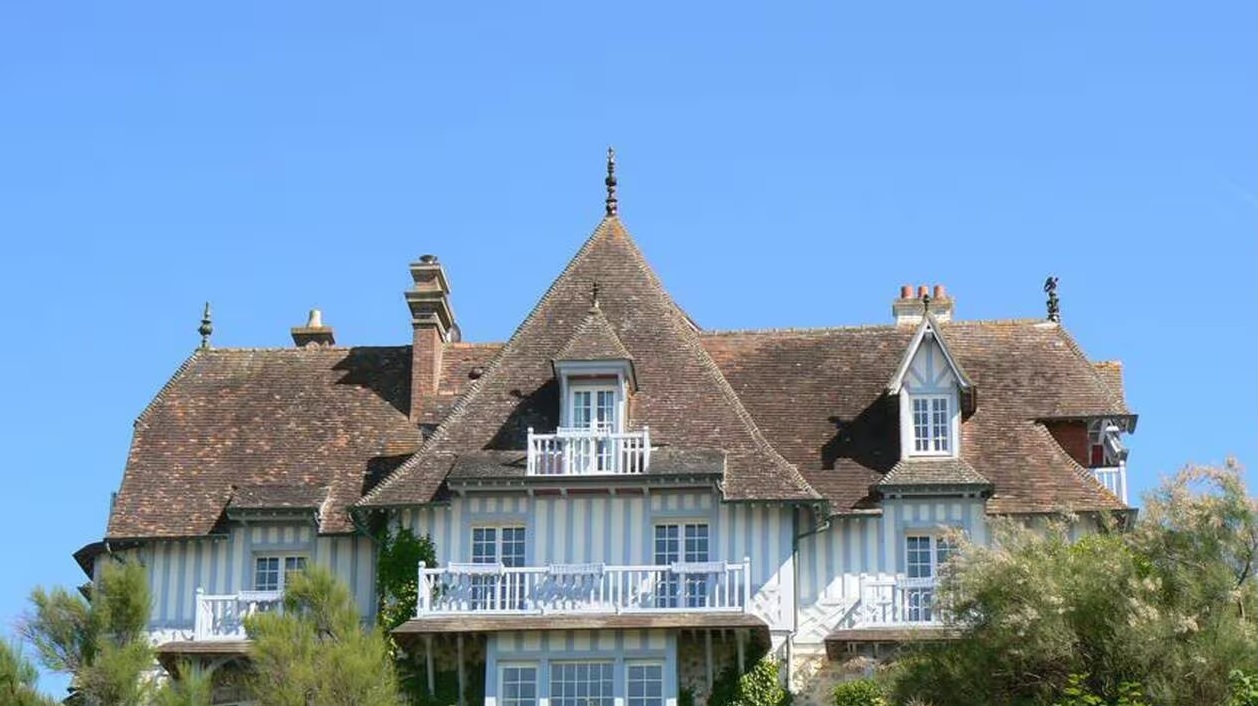 Laurent Ruquier&nbsp;: son manoir normand a appartenu &agrave; une personnalit&eacute; fran&ccedil;aise tr&egrave;s connue&hellip; et &ccedil;a va vous surprendre