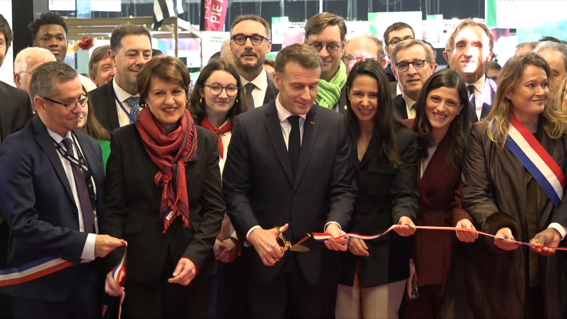 Il n’est pas le bienvenu ici : Emmanuel Macron snobé au Salon de l’Agriculture, la fracture agricole éclate au grand jour