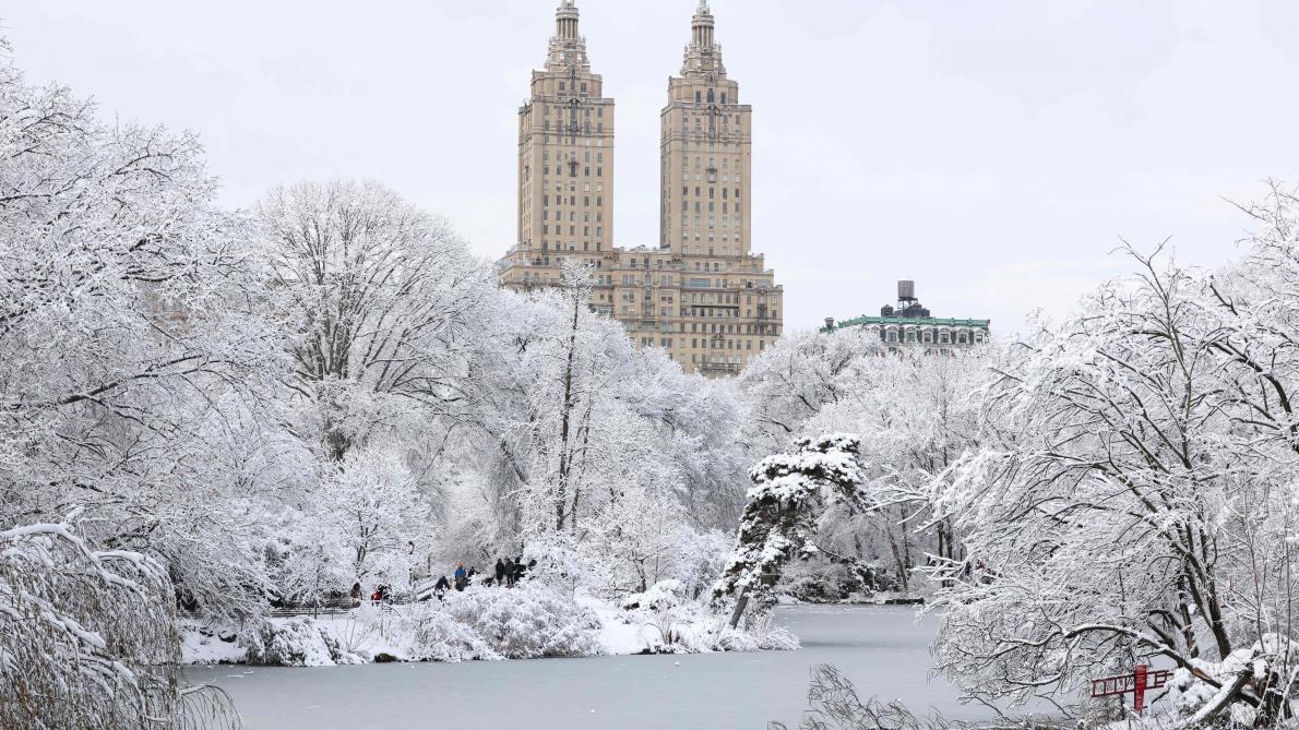 70 cm de neige et déplacements interdits : New York paralysée par la plus violente tempête de la décennie