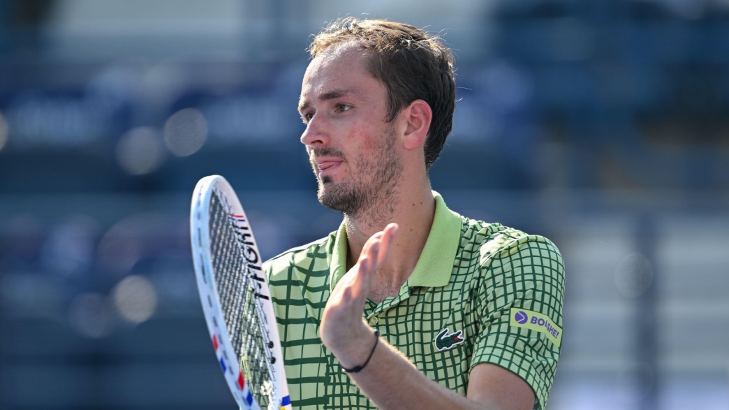 Frappes en Iran, espace a&eacute;rien ferm&eacute;&nbsp;: Daniil Medvedev bloqu&eacute; &agrave; Duba&iuml; apr&egrave;s sa victoire, l&rsquo;ombre plane sur Indian Wells