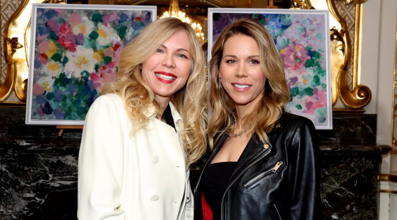 Les filles de Brigitte Macron font une apparition très remarquée en robes noires coordonnées à la Fashion Week de Paris