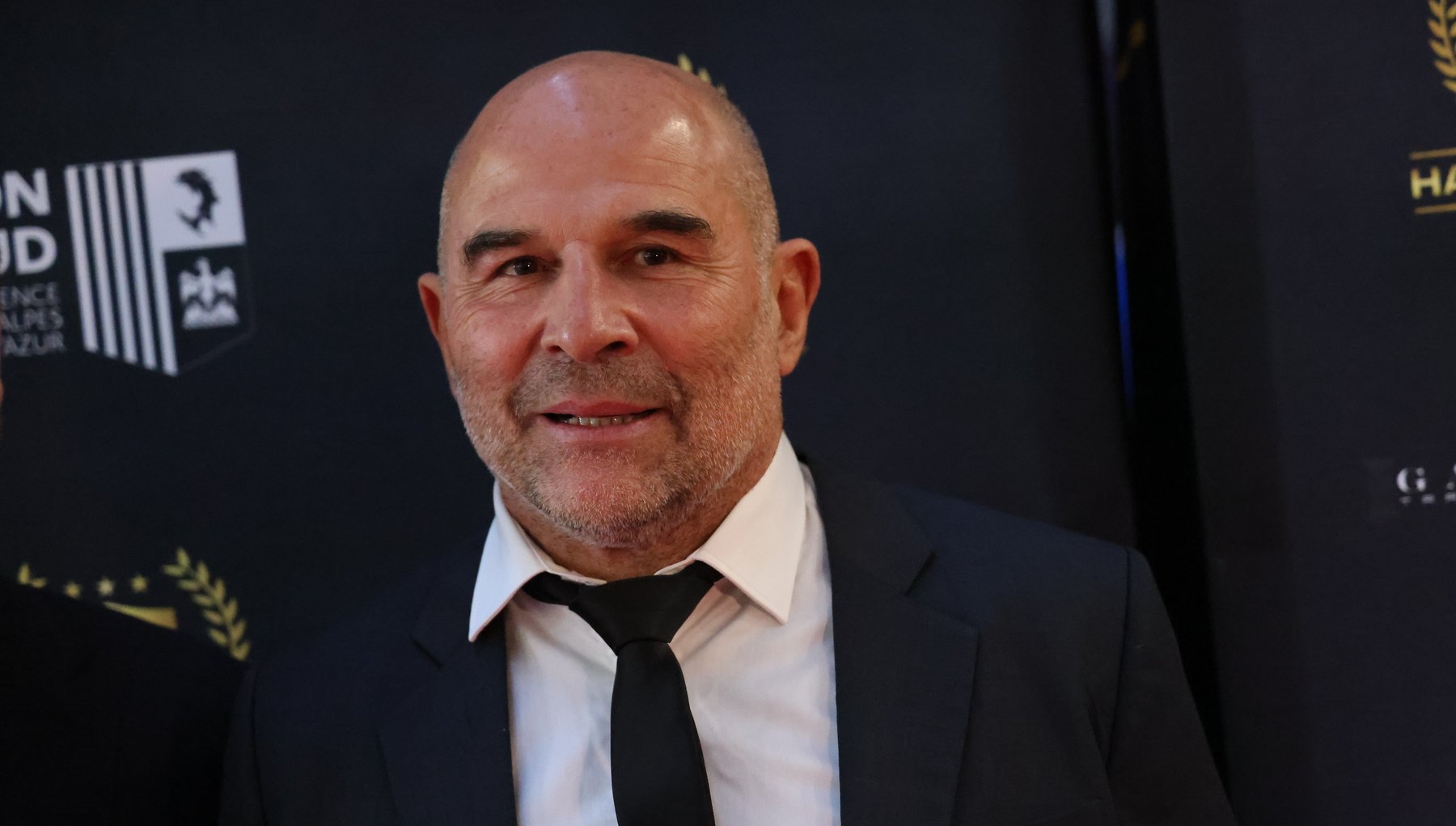 Botox dans le cerveau : Vincent Moscato s’emporte violemment contre les influenceurs bloqués à Dubaï et déclenche la polémique