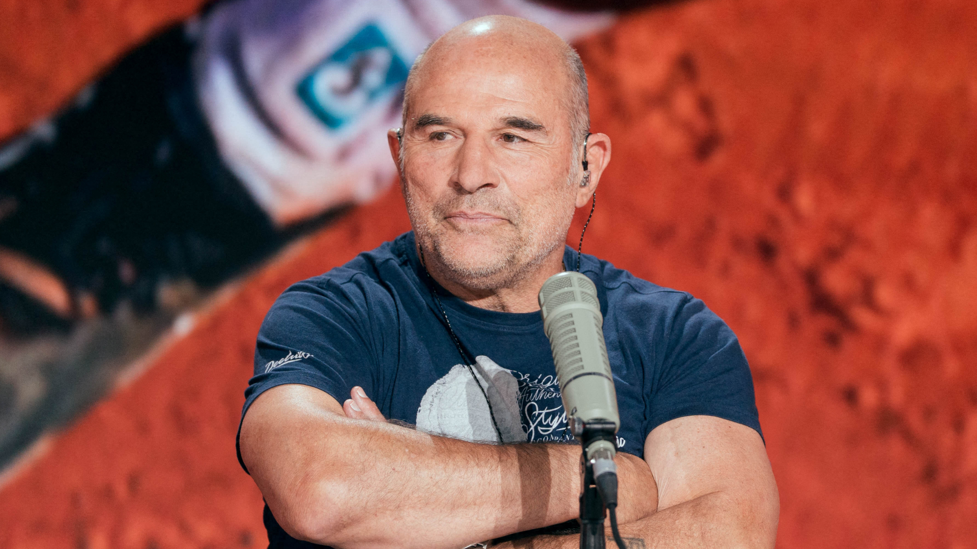 Je dors comme un b&eacute;b&eacute;&nbsp;: coinc&eacute; &agrave; Duba&iuml;, Vincent Moscato l&acirc;che un tacle cinglant et raconte son quotidien au c&oelig;ur des tensions