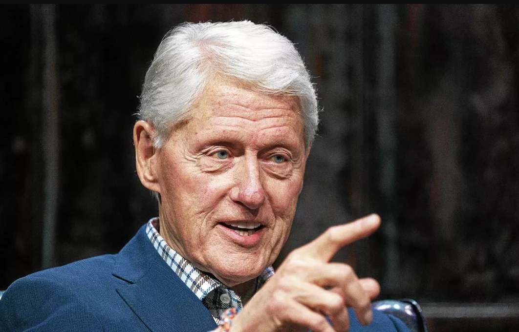 Affaire Epstein&nbsp;: Bill Clinton interrog&eacute; sur la fameuse photo dans le jacuzzi, son explication embarrass&eacute;e