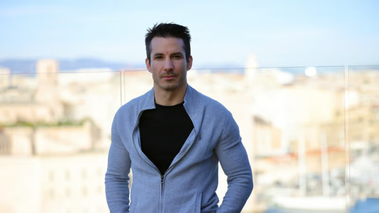 Pourquoi Jérémy Ferrari fait sonner les portiques des aéroports : l’humoriste dévoile un problème de santé inattendu