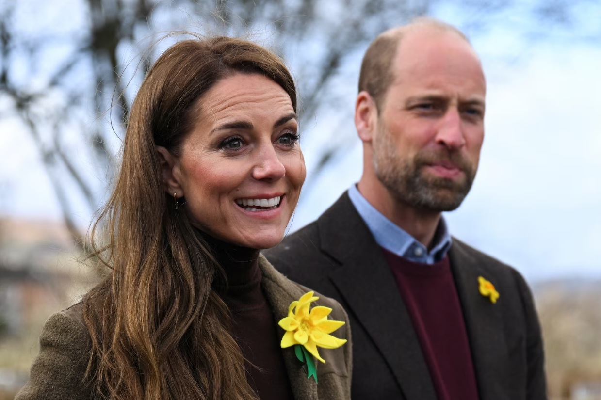 Ovations, selfies et embrassades&nbsp;: la visite de William et Kate au Pays de Galles qui a fait oublier la crise royale