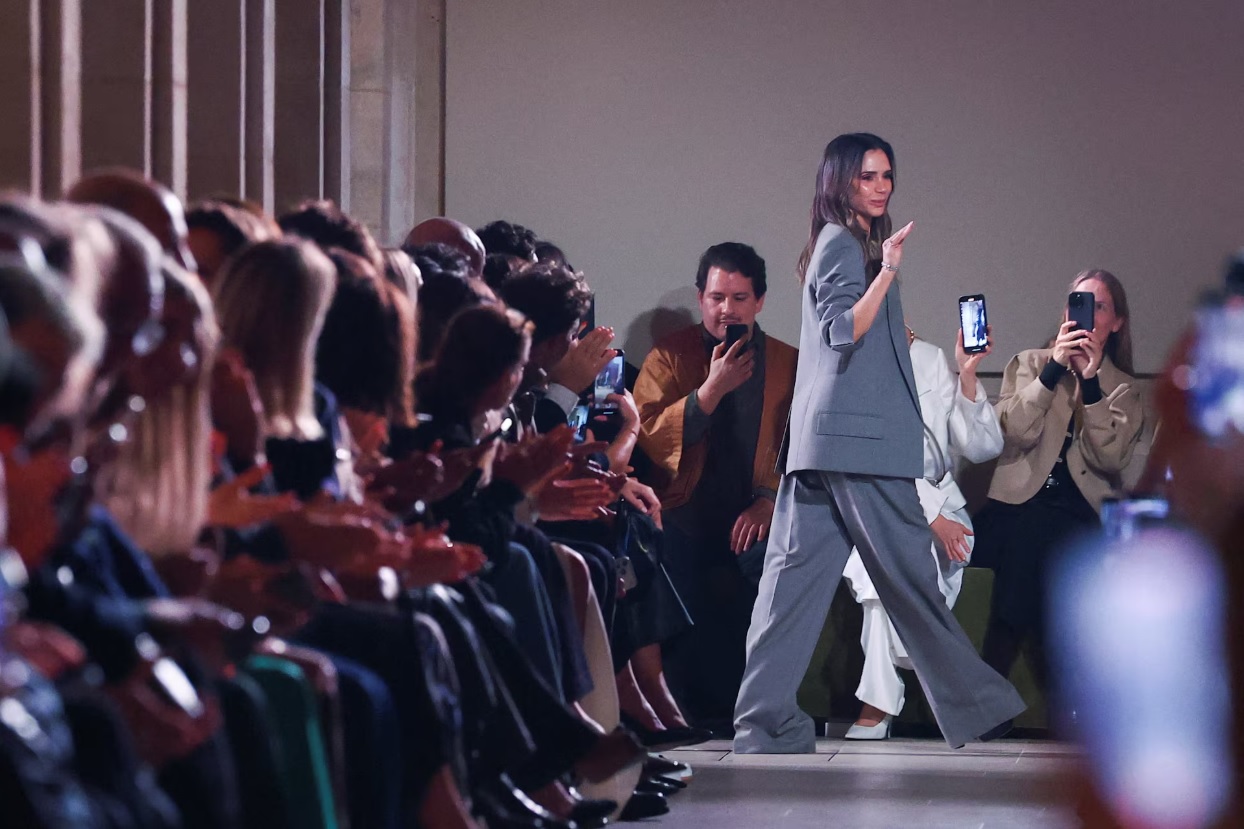 Victoria Beckham d&eacute;file &agrave; Paris, mais Brooklyn et Nicola brillent par leur absence