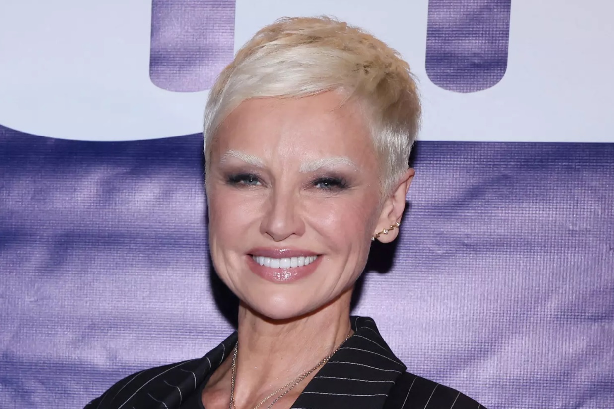 Adriana Karembeu m&eacute;tamorphos&eacute;e&nbsp;: sa coupe ultra courte affole Paris&hellip; et ce n&rsquo;est que le d&eacute;but