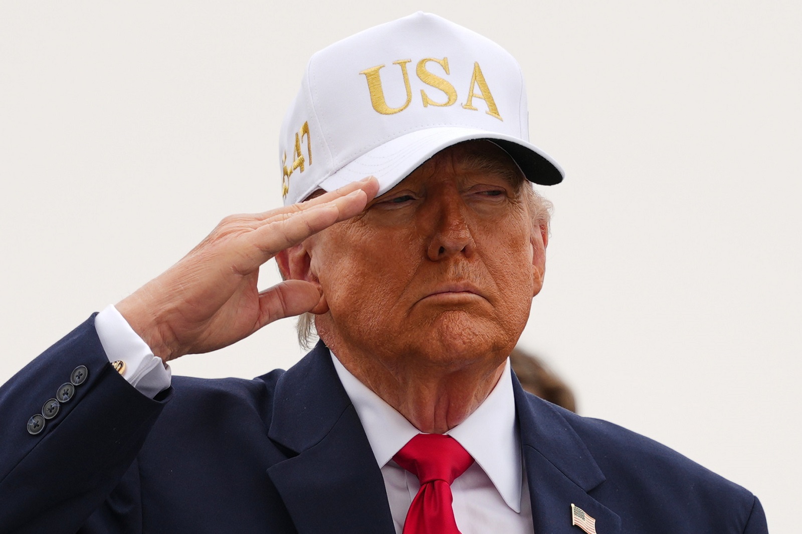 Aucune &eacute;ducation&nbsp;: Donald Trump sous le feu des critiques, sa casquette lors d&rsquo;une c&eacute;r&eacute;monie militaire provoque une temp&ecirc;te d&rsquo;indignation
