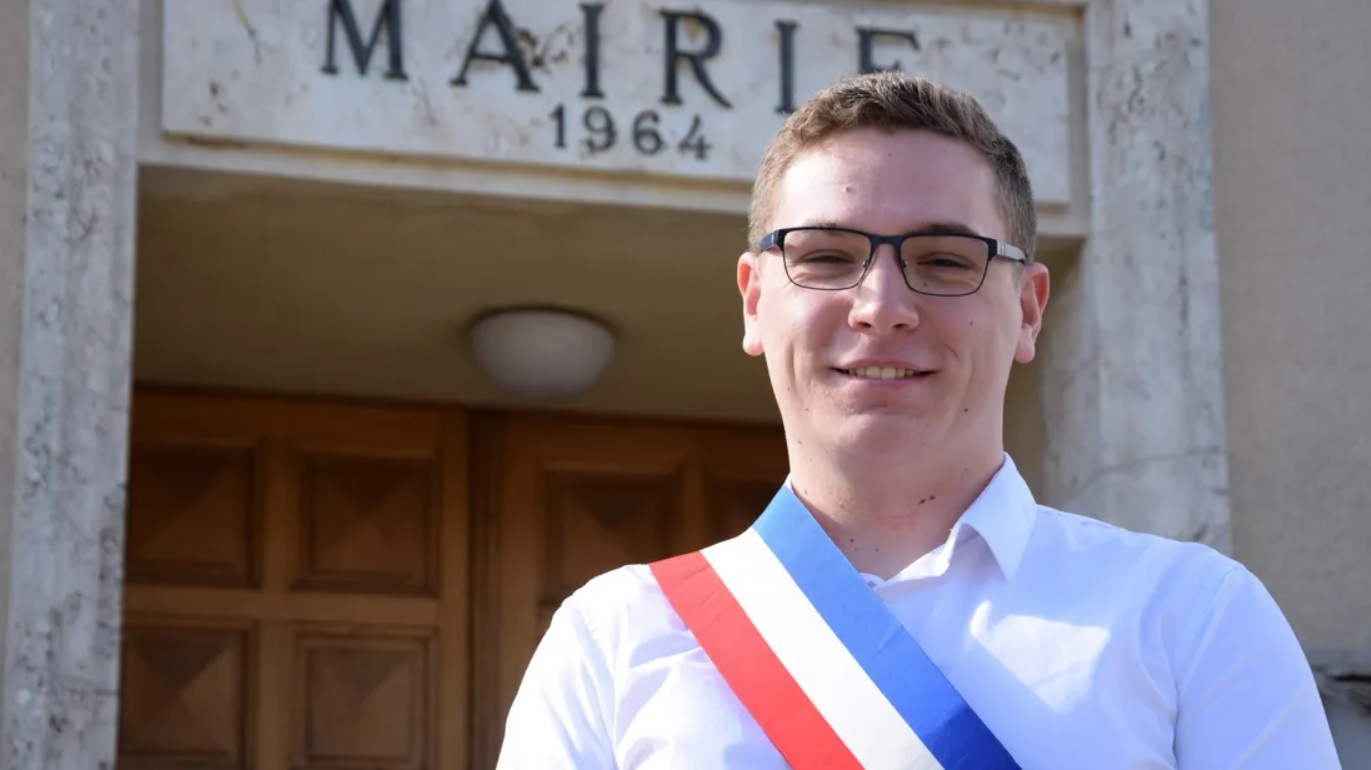 À 19 ans, recalé par le maire sortant, il monte sa propre liste… et remporte (largement) l’élection