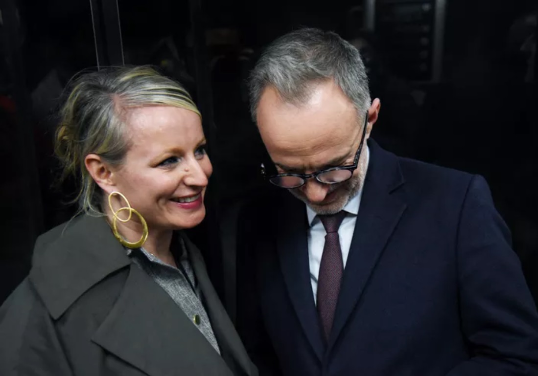 Emmanuel Gr&eacute;goire&nbsp;: sa compagne Claire Peyron attire tous les regards apr&egrave;s sa victoire &agrave; Paris