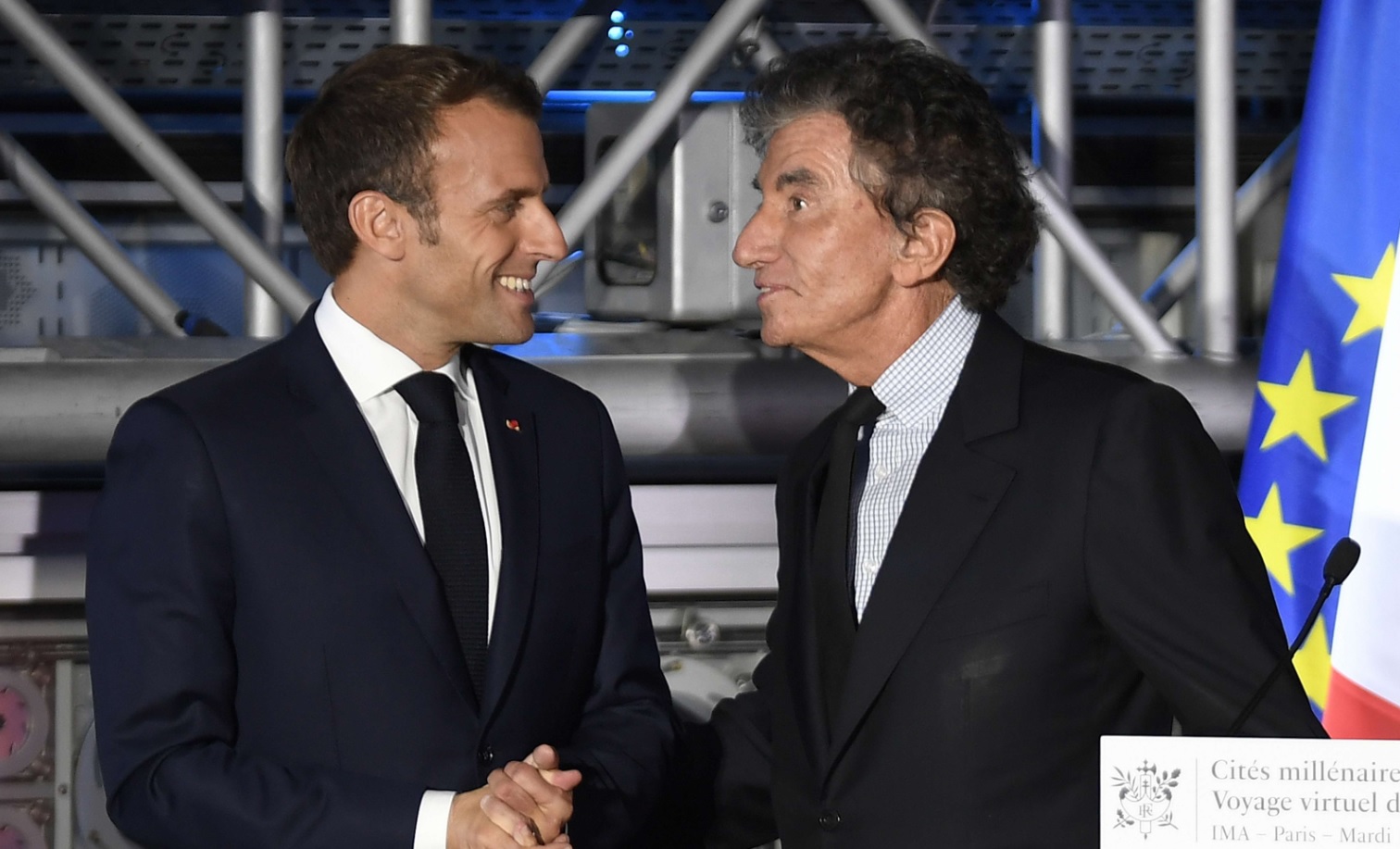 Il est juste qu&rsquo;hommage lui soit rendu&nbsp;: Emmanuel Macron d&eacute;fend Jack Lang en pleine pol&eacute;mique