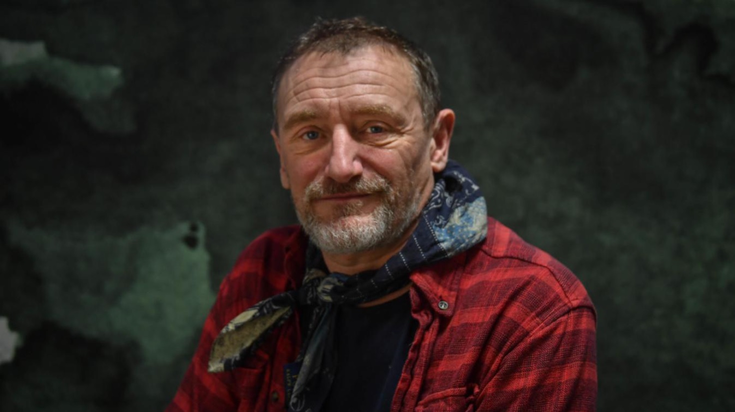 Jean-Paul Rouve fond en larmes dans les bras d’Emmanuel Macron lors de sa Légion d’honneur : une scène virale qui a bouleversé les internautes