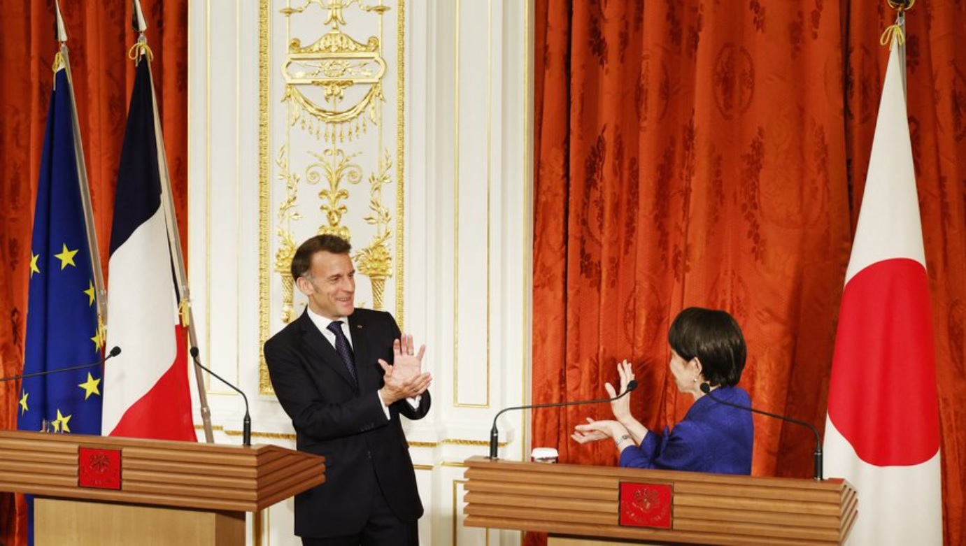 Ce n&rsquo;&eacute;tait pas pr&eacute;vu&hellip;&nbsp;: pourquoi le geste de Macron &agrave; Tokyo intrigue autant les observateurs