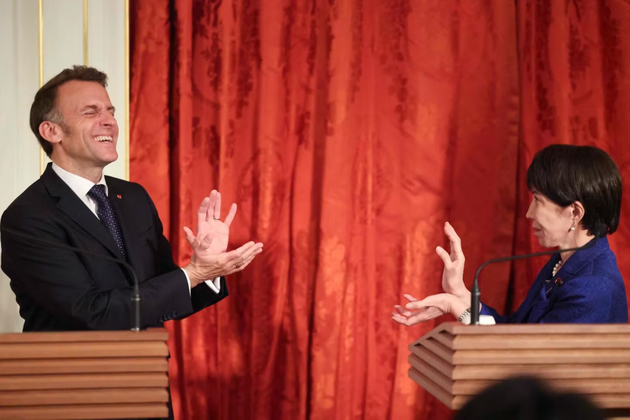 Kam&eacute;ham&eacute;ha&nbsp;!&nbsp;: Emmanuel Macron et Sanae Takaichi surprennent avec ce geste inspir&eacute; de Dragon Ball &agrave; Tokyo