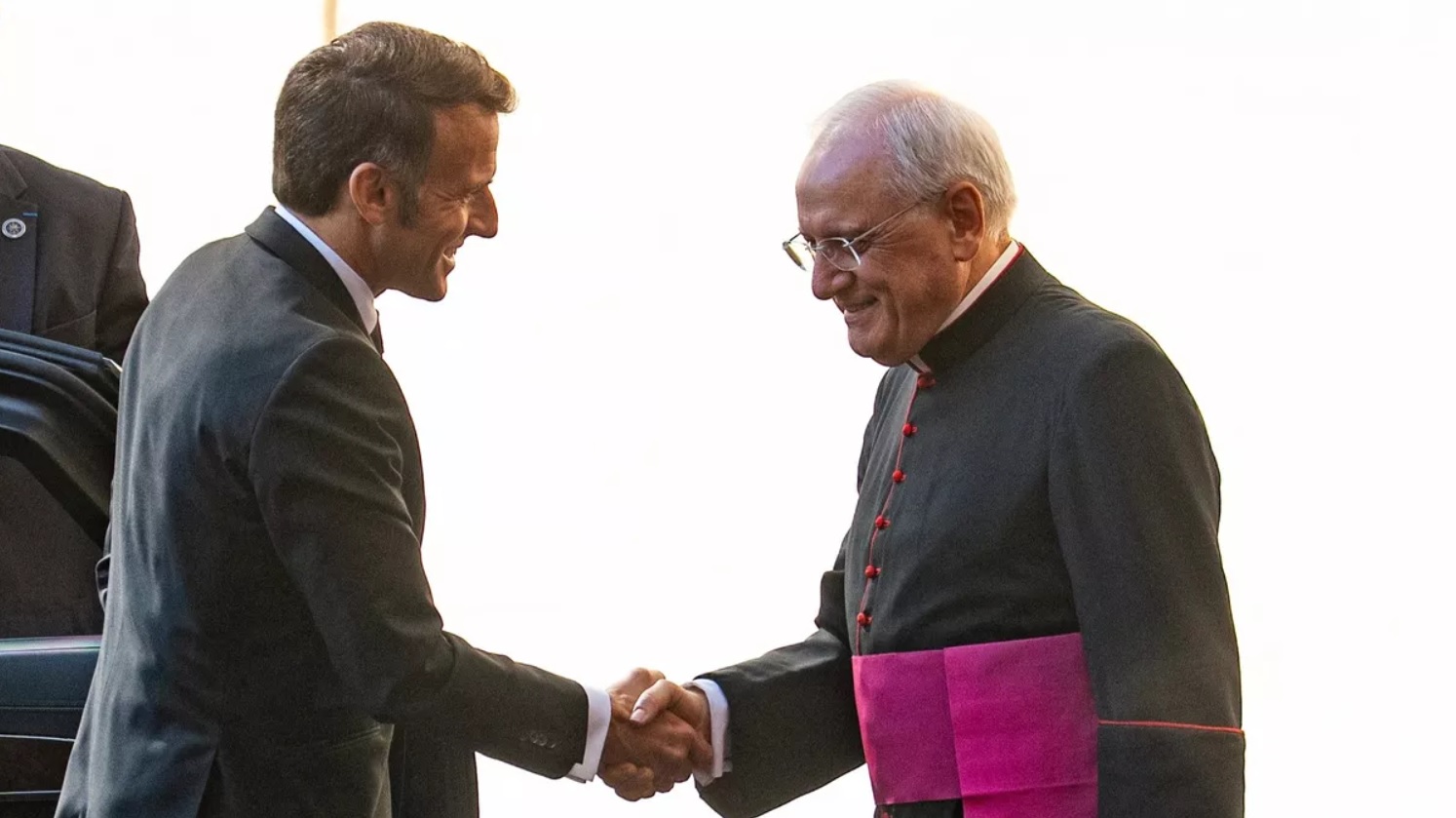 Emmanuel Macron &agrave; Rome&nbsp;: ce geste inattendu pour une personne &acirc;g&eacute;e qui a marqu&eacute; son d&eacute;placement