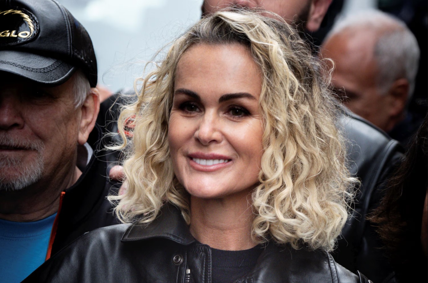 Ce geste en public de Laeticia Hallyday en dit long sur sa relation avec Serge Varsano