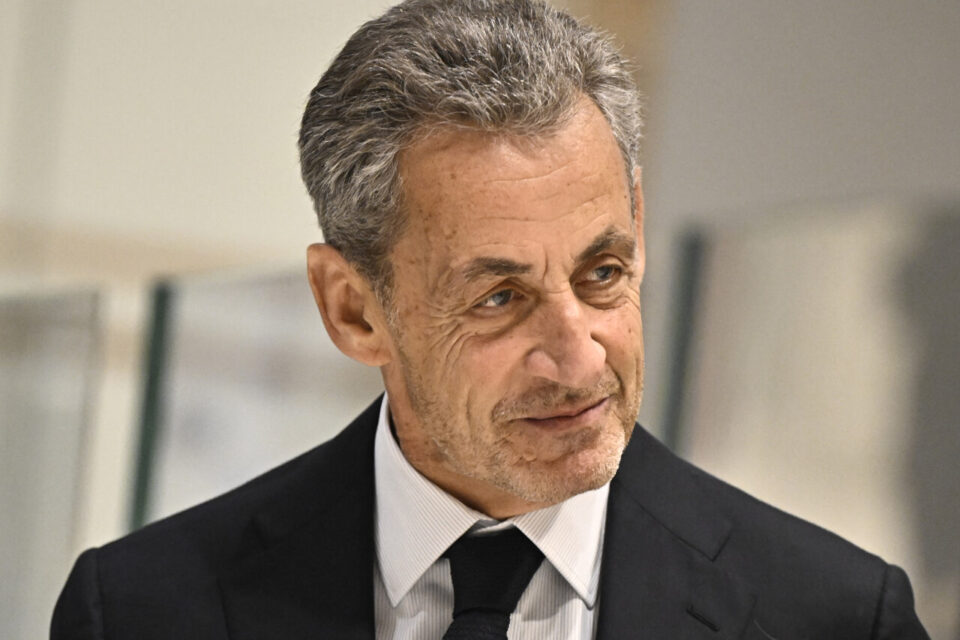 Un cameraman n’a rien raté : cette scène filmée lors de l’anniversaire de Nicolas Sarkozy soulève de nombreuses questions