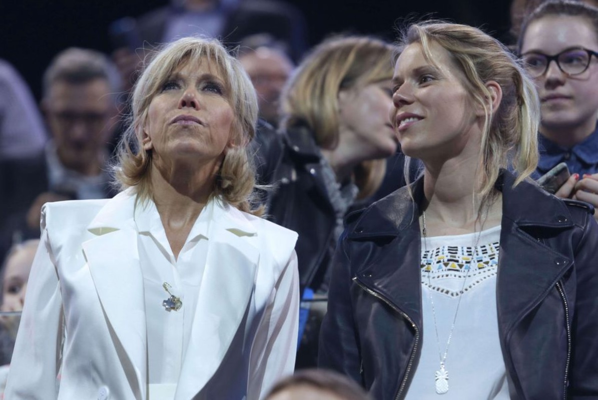 On pensait Brigitte Macron seule&nbsp;: pourquoi cette apparition avec sa fille au Maroc fait autant parler