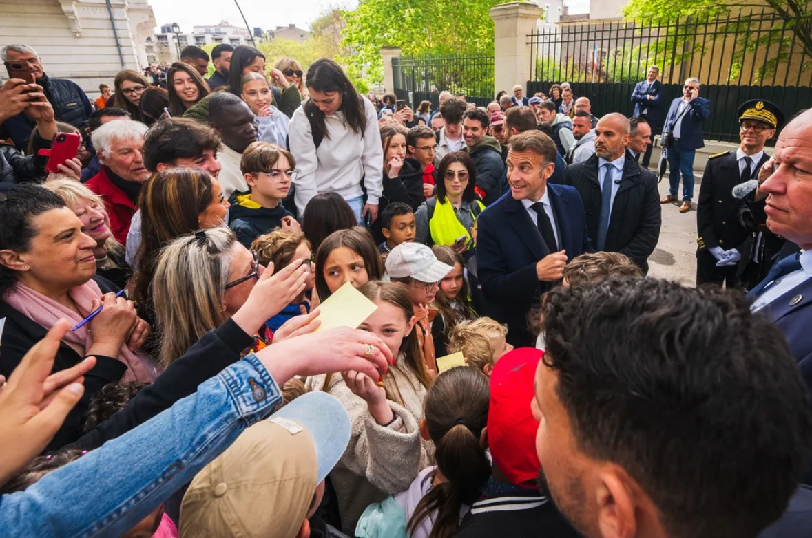 Vous &ecirc;tes trop joli&nbsp;!&nbsp;: cette s&eacute;quence avec Emmanuel Macron &agrave; Montlu&ccedil;on devient virale