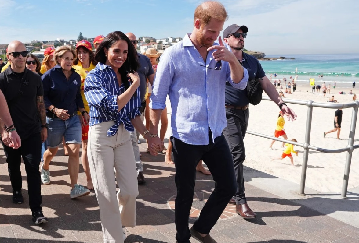 &Agrave; quelques m&egrave;tres de Meghan Markle et Harry, elle ne r&eacute;agit pas du tout&nbsp;: ce d&eacute;tail intrigue