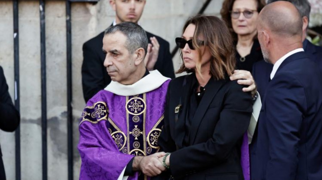 Obs&egrave;ques de Nathalie Baye&nbsp;: ce que Laura Smet a confi&eacute; devant 400 invit&eacute;s a laiss&eacute; un silence saisissant