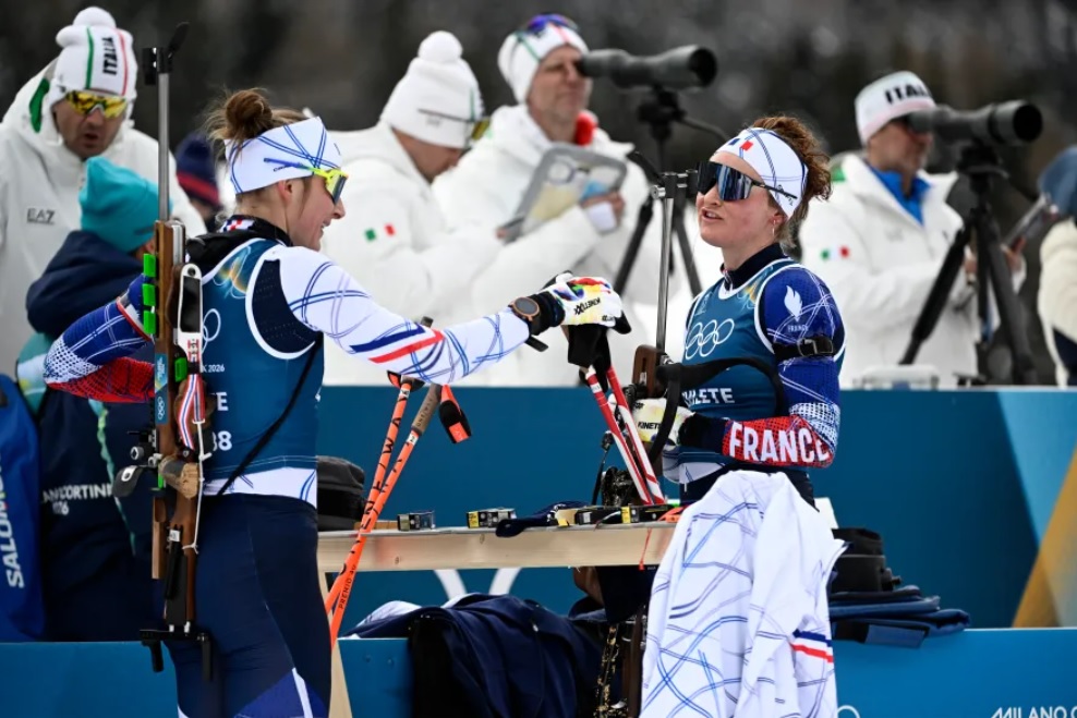 JO 2026&nbsp;: les Bleus sacr&eacute;s champions olympiques sur le relais mixte de biathlon