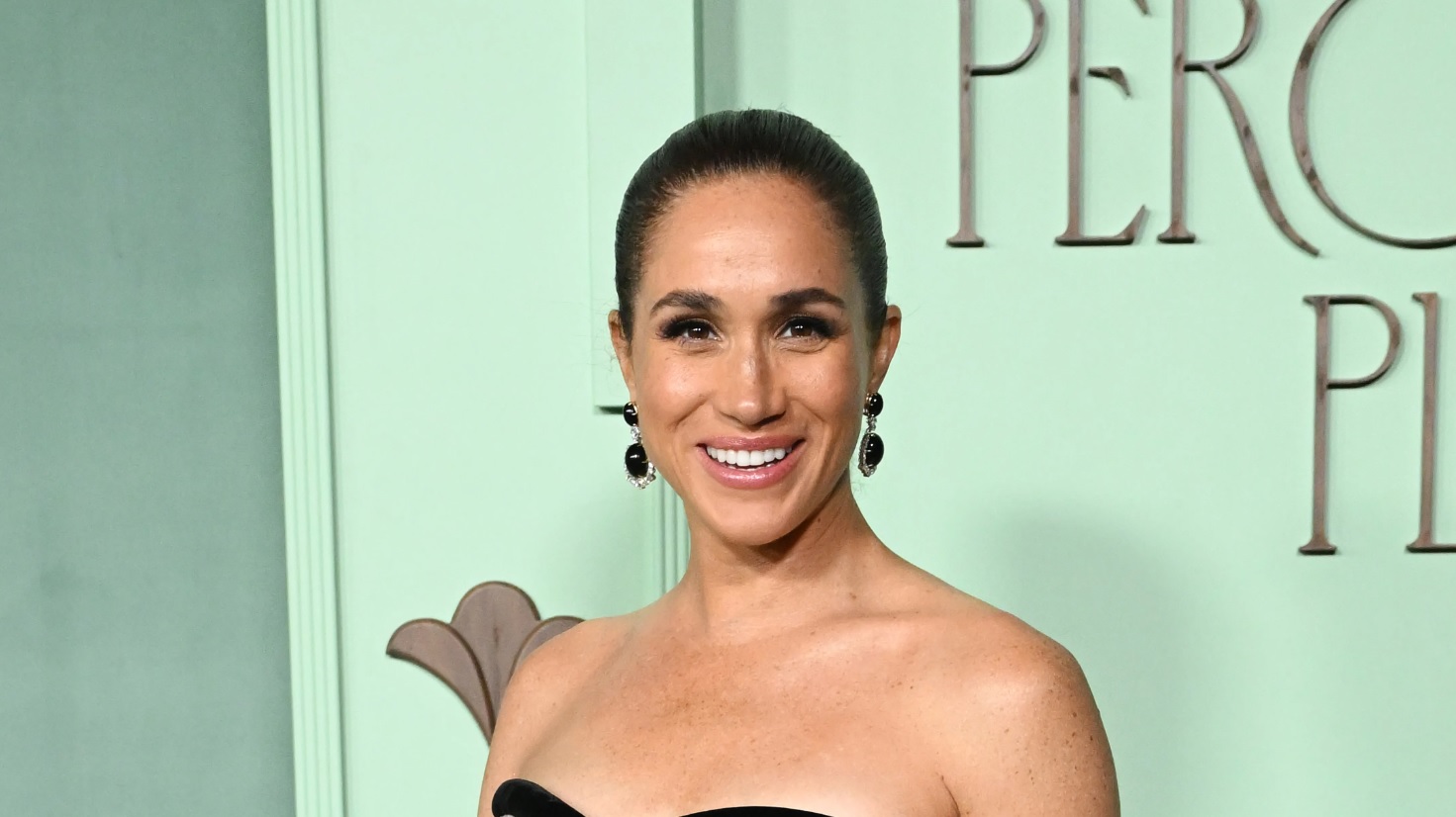 En robe bustier de princesse, Meghan Markle s&rsquo;offre une rare sortie solo &agrave; Los Angeles