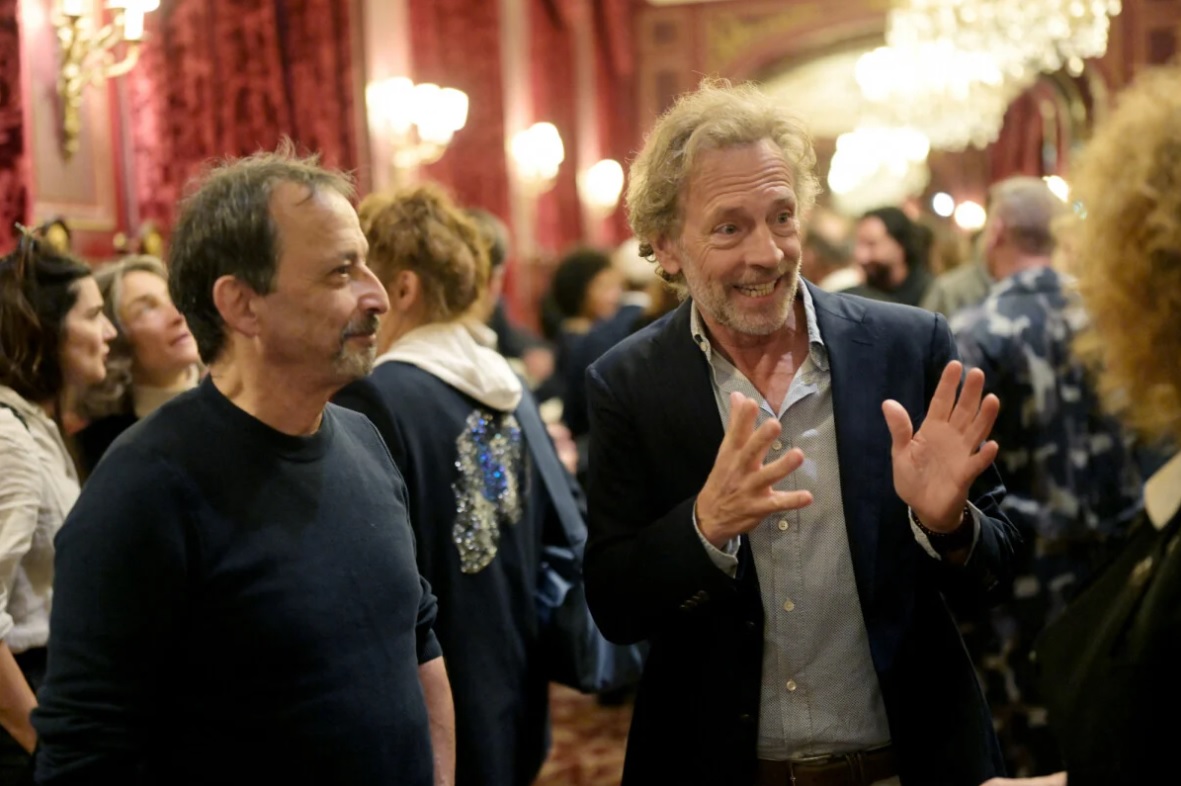 Apr&egrave;s la blague sur Patrick Bruel, la cam&eacute;ra s&rsquo;arr&ecirc;te sur St&eacute;phane Freiss&nbsp;: son sourire embarrass&eacute; en dit long