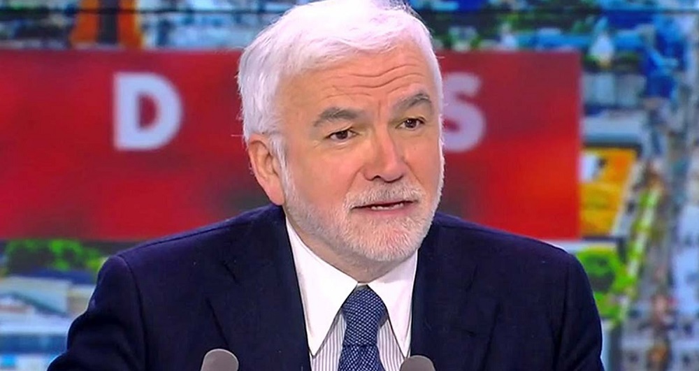 Pascal Praud s&rsquo;excuse apr&egrave;s une fausse Une diffus&eacute;e sur CNews sur Ya&euml;l Braun-Pivet&nbsp;: ce qui s&rsquo;est vraiment pass&eacute;