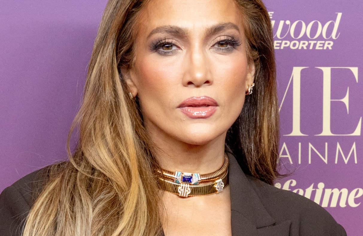 Jennifer Lopez : pourquoi son astuce sourcils donne un coup de frais immédiat au regard