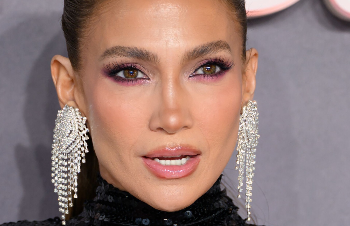 Jennifer Lopez mise sur ce détail beauté tout simple pour paraître plus jeune, et il change vraiment le regard