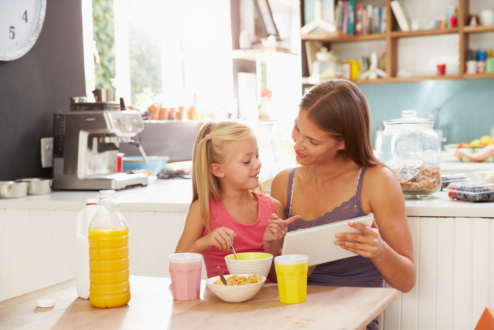 shutterstock_269563874_mana et sa fille liste de courses