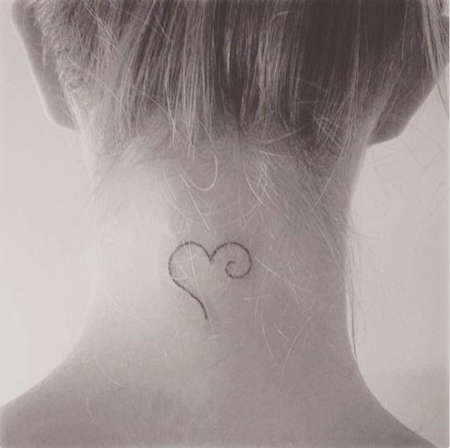 17 tatouages sur la nuque qui vont vous inspirer So Busy Girls