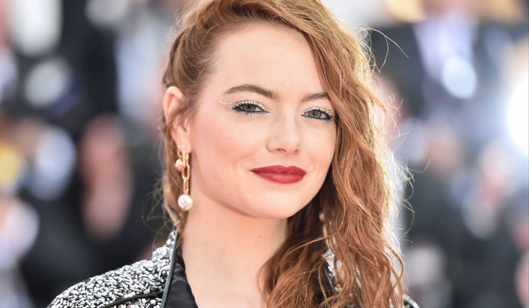 Emma Stone Meconnaissable En Cruella D Enfer Dans Le Nouveau Disney Les 101 Dalmatiens So Busy Girls